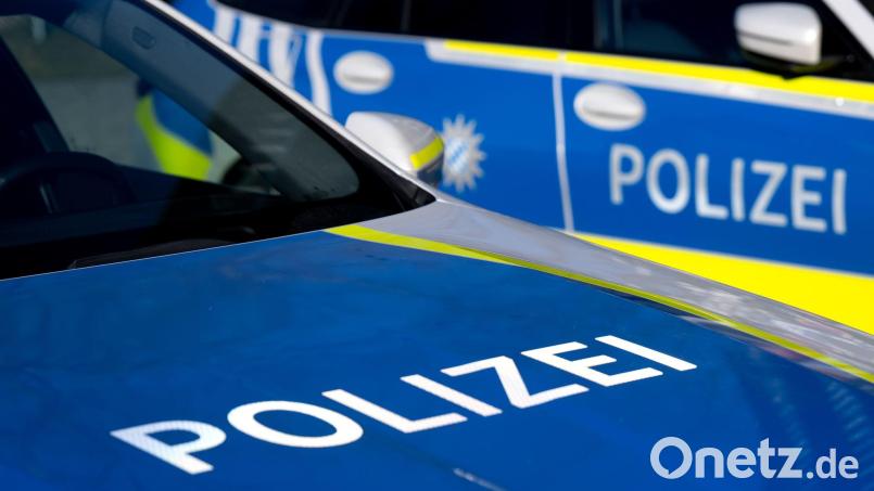 In Amberg hat eine 27-Jährige beim Abbiegen die Vorfahrt missachtet und einen Unfall verursacht. Symbolbild: Sven Hoppe/dpa