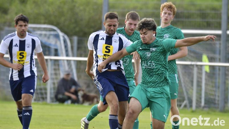 Thomas Listl (vorne) wechselt vom FC Weiden-Ost zum FC Wernberg. Bild: Hubert Ziegler