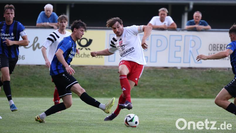 SC-Kapitän Nico Argauer beim Torschuss: Die Oberwildenauer Offensive hatte einige gute Szenen bei der 1:4-Pokalniederlage gegen die SpVgg SV Weiden. Letztlich war die spielerische Überlegenheit des Bayernligisten zu groß. Bild: Dieter Jäschke