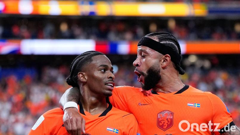 Den gut ins Turnier gestarteten Niederländern um Crysencio Summerville (links) und Memphis Depay droht zum Vorrunden-Abschluss Ärger mit dem Wetter. (Archivbild) Bild: Ashley Landis/AP/dpa