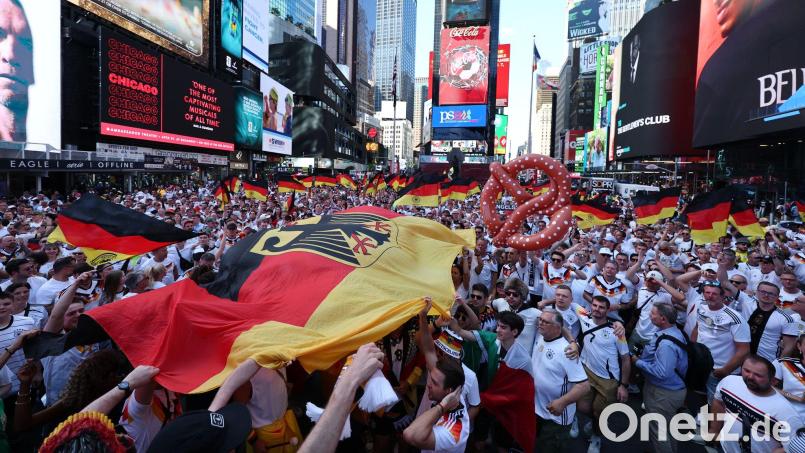 Heiß auf das Duell mit Ecuador: deutsche Fans in New York. Bild: Jan Woitas/dpa