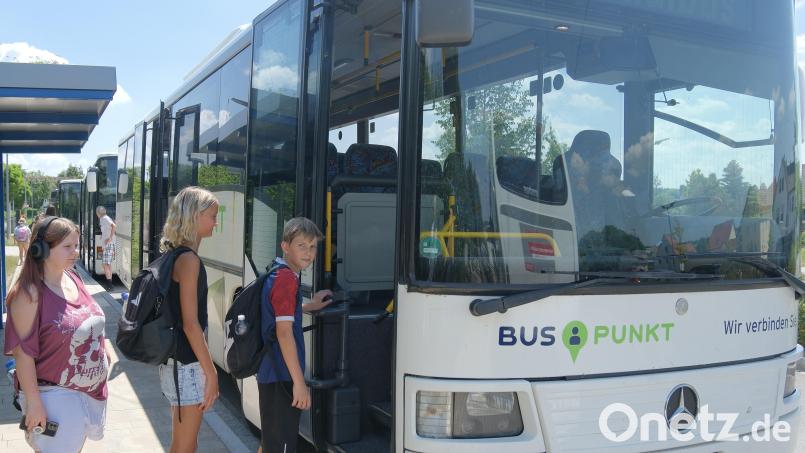 Den Schülerinnen und Schülern, die am Schulversuch 5. Klasse Wirtschaftsschule teilnehmen, werden auf Antrag nun doch die entstehenden Schulbeförderungskosten erstattet. Bild: Gerd Spies