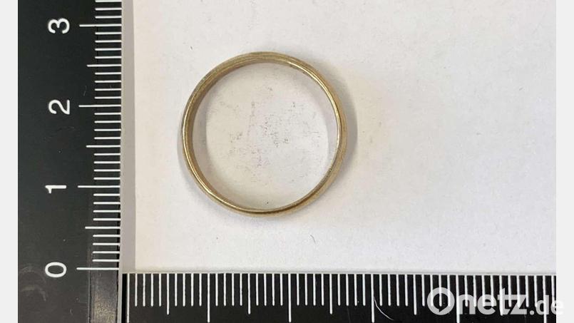 Anhand der eingravierten Hochzeitsdaten auf den Ringen sucht die Polizei nach den Besitzerinnen und Besitzern. Bild: -/Polizei Unterfranken/dpa
