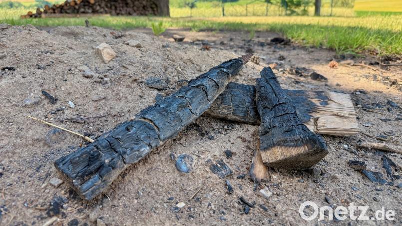 Das Johannisfeuer, das die Vereinsgemeinschaft Oberlind für Freitag geplant hatte, wird nicht entzündet. Zu groß sei bei der aktuellen Trockenheit und Hitze die Brandgefahr, begründen die Veranstalter die Absage des Feuers. Die Feier am Feuerwehrhaus findet trotzdem statt. Bild: Gabi Schönberger