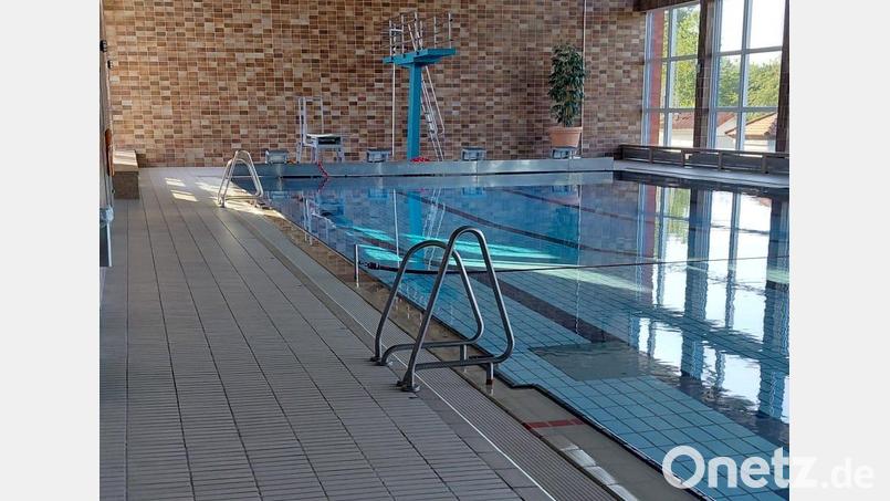 Das Hallenbad erhält im äußeren Randbereich aus hygienischen Gründen eine neue Fliesen-Randeinfassung. Bild: Siegfried Bock
