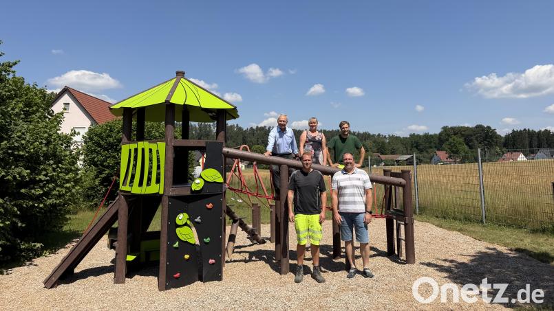 Bürgermeister Thorsten Grädler, Sabine Weber von der AOVE, Leiter der Grünanlagen Jonas Wurzer (hinten, von links) sowie Bauhofleiter Michael Ruppert und Bauamtsleiter Stefan Ertl (vorne, von links) geben den neuen Spielturm in Gumpenhof offiziell frei. Bild: Stefanie Gradl