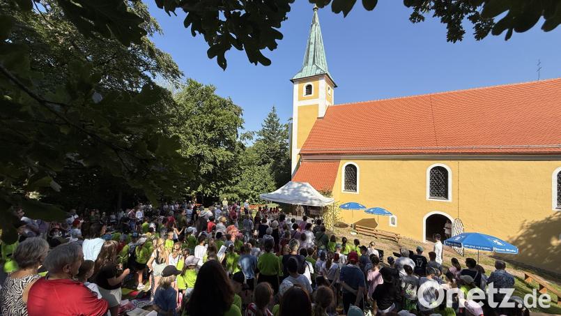 Am zweiten Tag des Johannisbergfests kamen wieder die Kinder der Freudenberger Grundschule in den Gottesdienst. Bild: gri