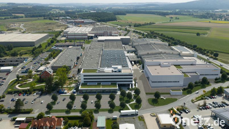 Der Siemens-Healthineers-Standort Kemnath erhält eine neue Fertigungshalle. In das Bild ist das rund 4500 Quadratmeter große Gebäude vorne rechts als Grafik eingefügt. Bild: Siemens Healthineers