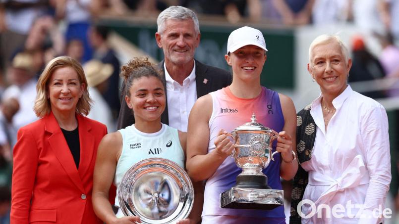 Tennis-Ikone Chris Evert (l) ist erneut an Krebs erkrankt. Ex-Rivalin Martina Navratilova (r) schickte eine aufmunternde Nachricht. (Archivbild) Bild: Emmanuel Dunand/AFP/dpa