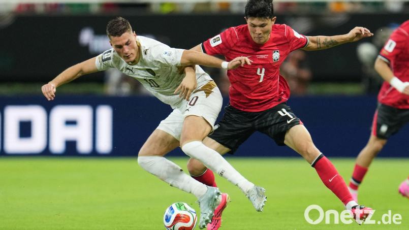 Tschechiens Patrik Schick (l) und Südkoreas Minjae Kim (Südkorea) kämpfen um den Ball. (Archivbild) Bild: Matias Delacroix/AP/dpa