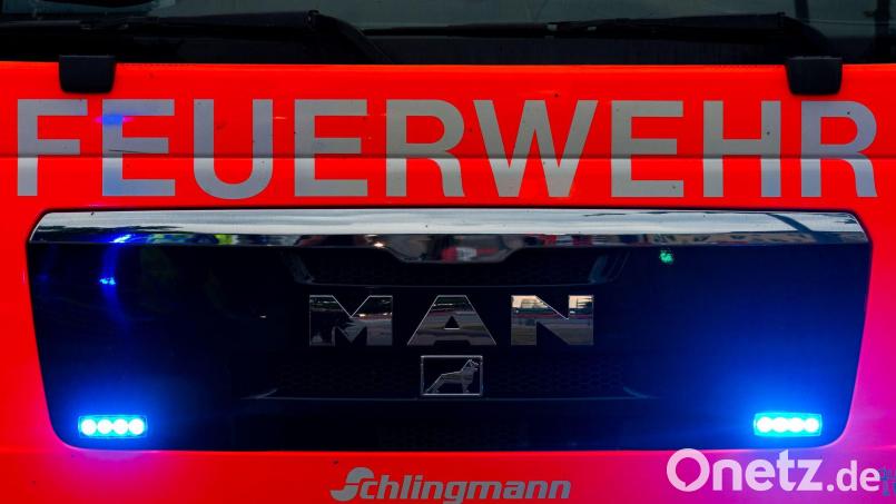 Die Feuerwehr löschte den auf der Autobahn brennenden Anhänger. (Symbolbild) Bild: Mohssen Assanimoghaddam/dpa
