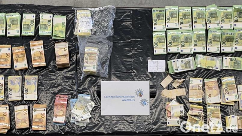 Die Grenzpolizei fand 850.000 Euro in einem Kofferraum bei Waidhaus. Das könnte juristische Folgen haben. Archivbild: Polizeipräsidium Oberpfalz