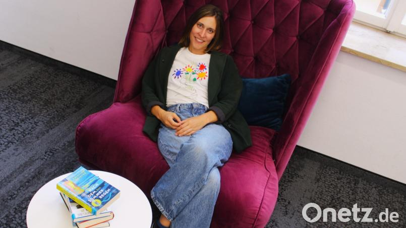 Autorin Kristina Pfister in der Stadtbibliothek in Amberg. Bild: Jennifer Battaglia