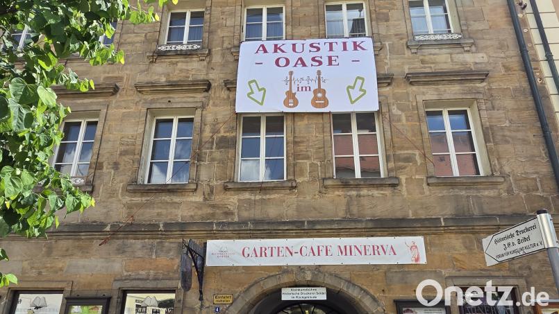 Ein großes Plakat weist schon darauf hin: Der Garten des Café Minerva verwandelt sich am Altstadtfest drei Tage lang in eine Akustik-Oase. Bild: tgf