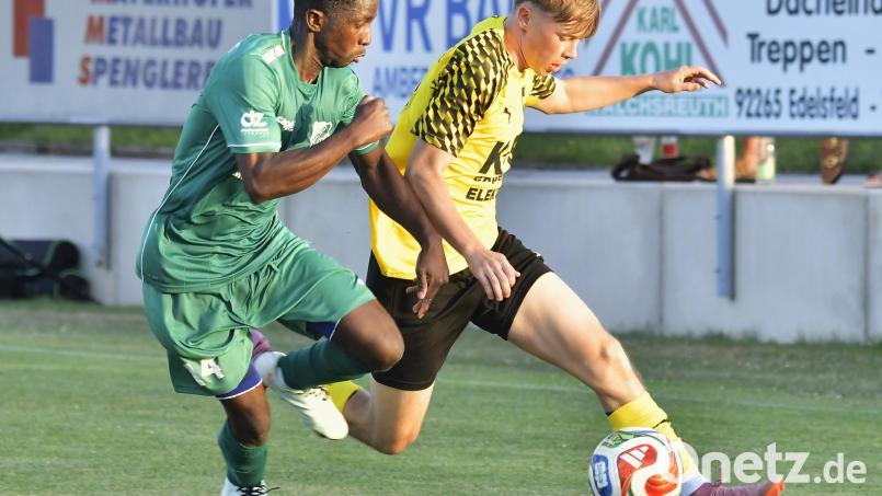Intensives Duell: Neuzugang Marc Meyer (rechts) vom FC Amberg war im Testspiel gegen Schlicht um Daouda Barry (links) offensiv und defensiv gefordert. Bild: Hubert Ziegler