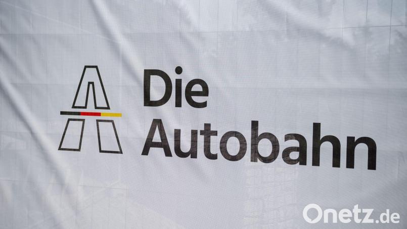 Die Autobahn GmbH muss Hitzeschäden auf der Autobahn 93 beseitigen. (Symbolbild) Bild: Daniel Vogl/dpa
