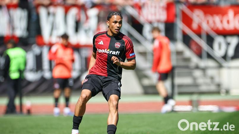 Vorige Saison von Augsburg nach Nürnberg verliehen und künftig in Bielefeld: Henri Koudossou. (Archivbild) Bild: Daniel Karmann/dpa