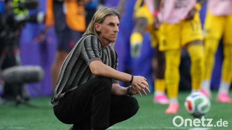 Ecuador-Trainer Sebastián Beccacece steht unter Druck. (Archivbild) Bild: Ed Zurga/AP/dpa