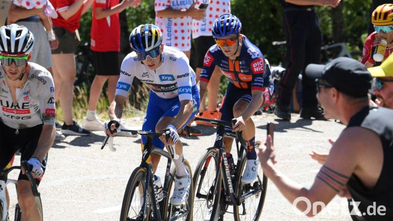 Schlagabtausch bei der Tour 2025: Florian Lipowitz, im weißen Trikot des besten Nachwuchsfahrers, und der Brite Oscar Onley (r). (Archivbild) Bild: Bernard Papon/Pool L'Equipe/AP/dpa