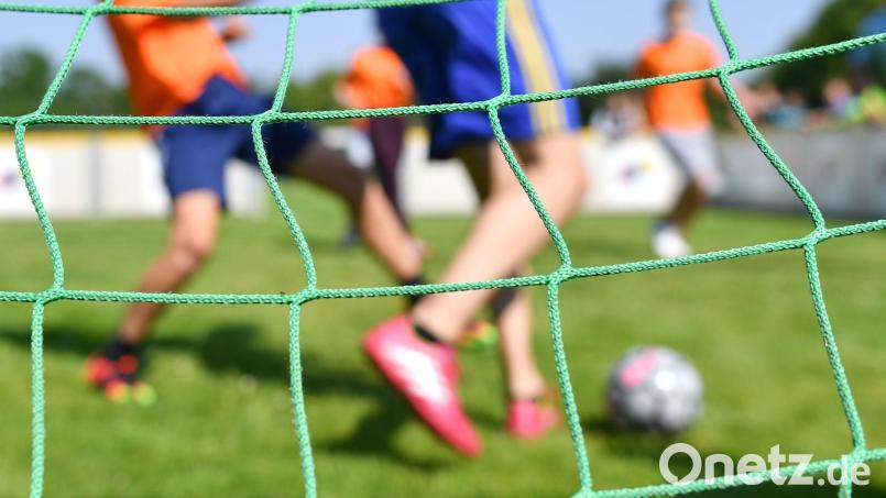 Wegen der Hitze hat der Bayerische Fußball-Verband alle Spiele und Turniere am Wochenende abgesagt. (Symbolbild) Bild: Uwe Anspach/dpa