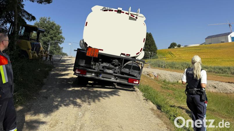 Herausfordernder Einsatz mit glücklichem Ende:
Ein mit Diesel beladender Lkw droht in Beidl umzustürzen. Eine Umweltkatastrophe kann durch das Eingreifen der Feuerwehr und Mitarbeiter einer Baufirma verhindert werden. Bild: Kreisfeuerwehrverband Tirschenreuth/Klaus Schicker