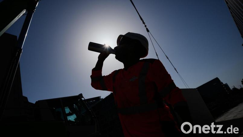 Gewerkschaften fordern verbindliche Arbeitspausen bei hohen Temperaturen. (Symbolbild) Bild: Christophe Ena/AP/dpa