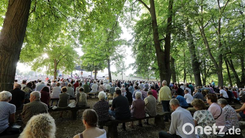 Geistlicher und weltlicher Teil gehören auf dem Amberger Bergfest eng zusammen. Zahlreiche Menschen pilgern Jahr für Jahr auf den Berg, um erst einen Gottesdienst zu besuchen und anschließend Bratwürste und Bier zu genießen. Heuer beginnt das Bergfest am Samstag, 27. Juni. Archivbild: Wolfgang Steinbacher