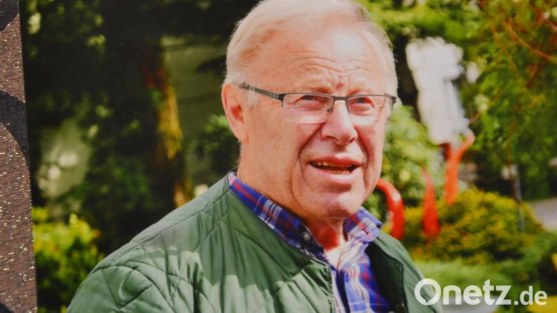 So kennt man Hermann Laumer von früher, anpackend und immer guter Laune. Am Freitag feiert der frühere Bauhofchef der Stadt Mitterteich, Musiker und Vogelzüchter im Kreise seiner Familie 90. Geburtstag. Seit Januar 2022 lebt er im Seniorenheim. Repro: Josef Rosner
