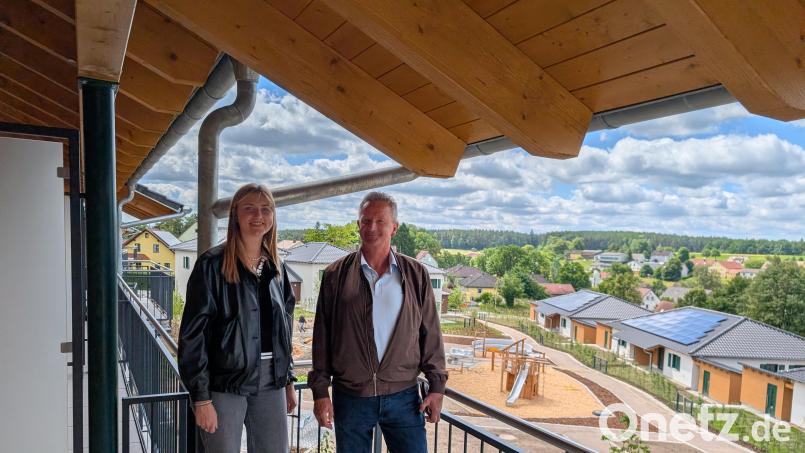 Anna Kißwetter und Udo Graser vor dem Witron-Wohngebiet in Hammerles. Bild: wüw