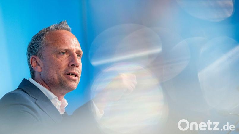 Verteidigt erneut die Abschwächung der bayerischen Klimaziele: Umweltminister Thorsten Glauber (Freie Wähler). (Archiv) Bild: Peter Kneffel/dpa