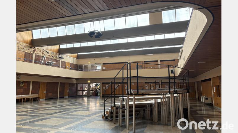 Nur das Hauptgebäude der Marktredwitzer Schule mit der Aula und die Mensa sollen stehen bleiben - der Rest kommt weg. Bild: Katharina Melzner