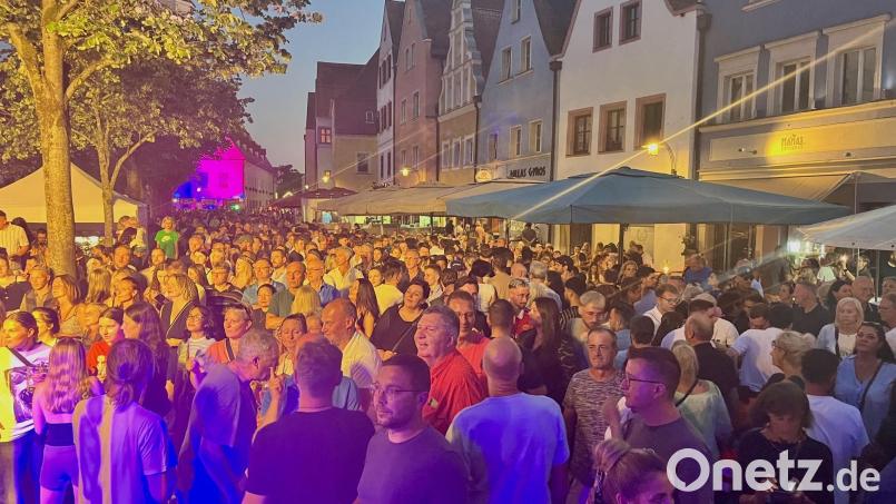 Im vergangenen Jahr ließen es sich die Weidener trotz Hitze nicht nehmen, auf dem Bürgerfest gemeinsam zu feiern. Archivbild: Gabi Schönberger