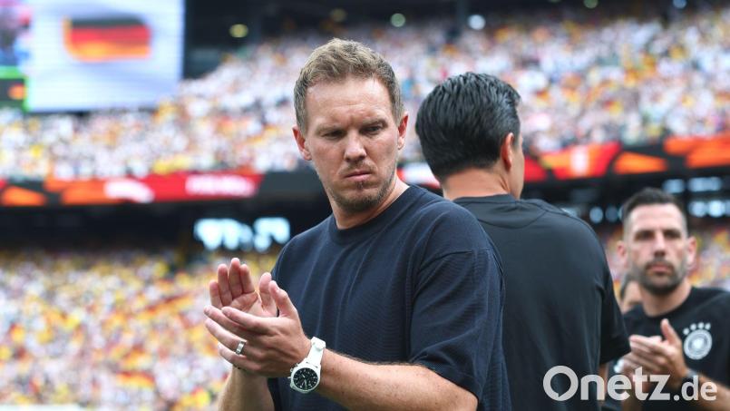 Julian Nagelsmann nach der Hymne vor dem Spiel gegen Ecuador. Bild: Jan Woitas/dpa