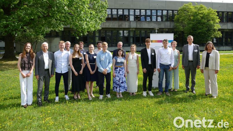 Verleihung der Dr.-Hans-Riegel-Fachpreise an Schülerinnen und Schüler (von links): Maria Schwarz, Udo Hebel, Tobias Baierl, Arne Dittmer, Sophie Korber, Oliver Tepner, Alina Stuiber, Stefan Friedl, Felix Wager, Lydia Moralis, Karl-Heinz Schupp, Annika Sczech, Timo Stich, Lukas Friedl, Eva Schaller, Nikolaus Korber und Astrid Rank. Bild: Vladyslav Bytov