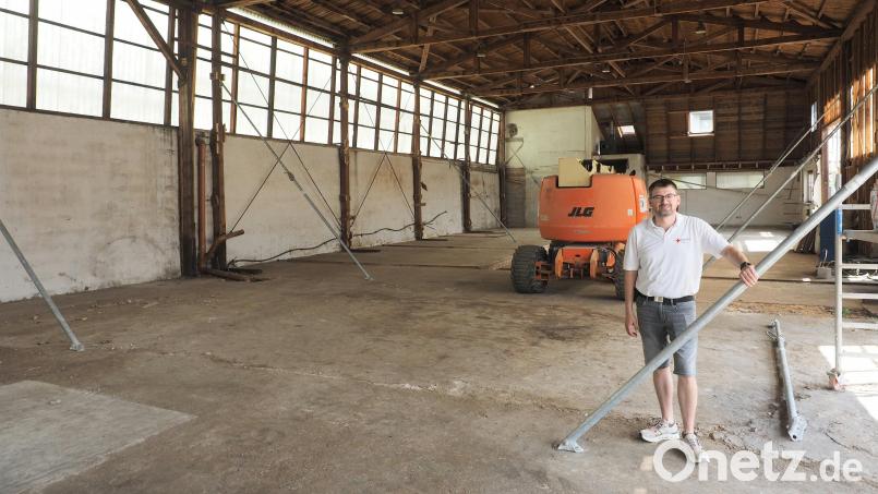 Der BRK-Kreisverband hat alte Werkhallen in Auerbach aufgekauft und lässt sie für das BRK Auerbach zu Fahrzeughallen umbauen. Im Bild: Bereitschaftsleiter Daniel Sertl. Bild: Klaus Trenz