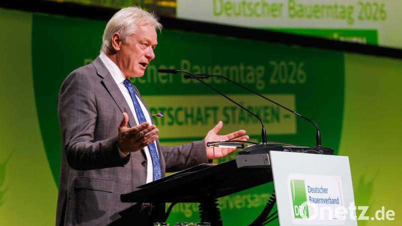 Minister Rainer will weitere Hilfen wegen hoher Düngemittelpreise prüfen. Bild: Philipp von Ditfurth/dpa