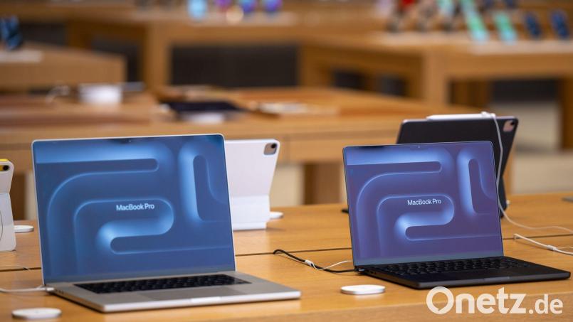 Beim MacBook Pro - das auch mehr Speicher hat - fallen die Preissteigerungen deutlich aus. (Archivbild) Bild: Monika Skolimowska/dpa