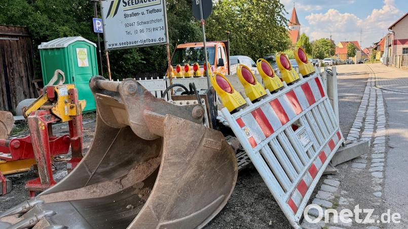 Die Baustelle in der Regensburger Straße in Luhe rückt unaufhaltsam weiter. Im nächsten Bauabschnitt graben sich die Baggerschaufeln auch durch die Glaubenwieser Straße, die dazu ab 29. Juni gesperrt ist. Bild: Gabi Schönberger