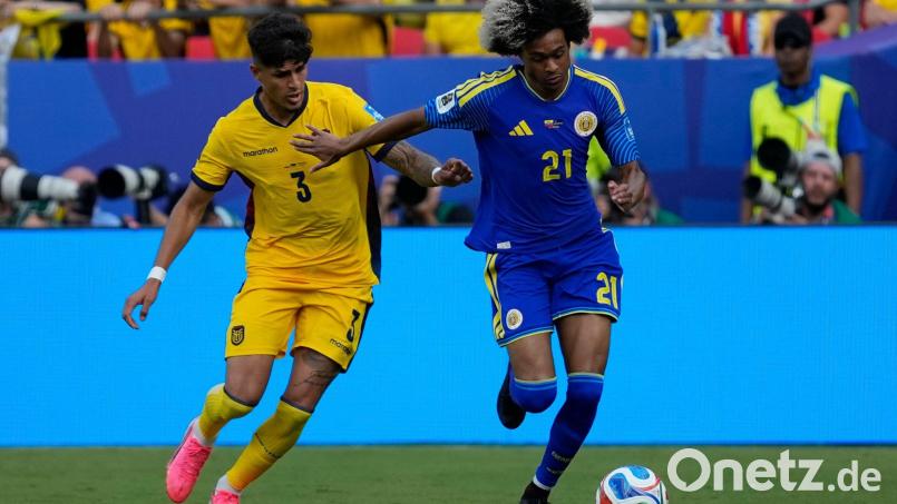 Piero Hincapie (links, gegen Curacaos Tahith Chong) spielt mit Ecuador derzeit bei der WM. Bild: Charlie Riedel/AP/dpa