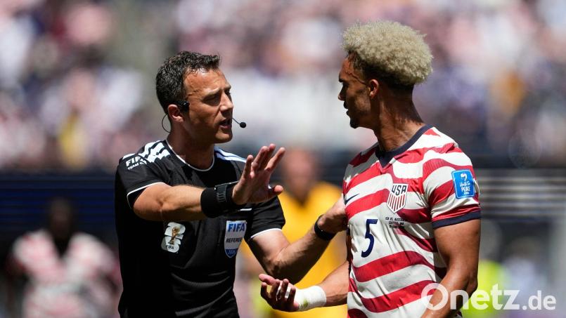 Nimmt einige neue Regeln mit in die Bundesliga: WM-Schiedsrichter Felix Zwayer. (Archivbild) Bild: Lindsey Wasson/AP/dpa