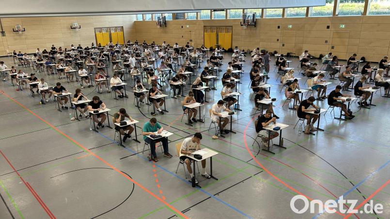 Am Mittwoch starteten die Abschlussprüfungen für 133 Schülerinnen und Schüler an der Schönwerth-Realschule in Amberg. Bild: Matthias Schall