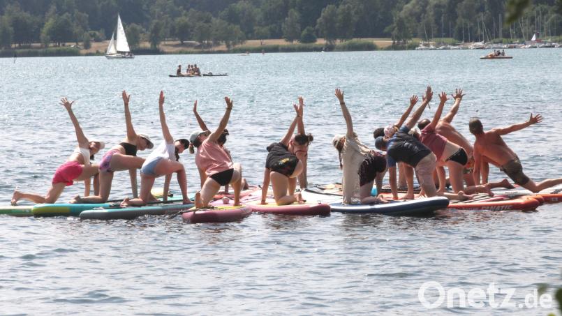 Auf dem Board im Wasser hält sich die Hitze sicher etwas in Grenzen. Beim Yoga-Festival im Vorjahr war es aber auch nicht so heiß wie es nun bei der achten Auflage werden soll. Ein Parkchaos befürchten Veranstalter und Kommune trotz der zusätzlichen Badegäste nicht. Archivbild: Rudolf Hirsch