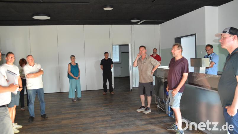Der Bauausschuss erhält Überblick über laufende Hoch- und Tiefbauprojekte in Kemnath. Eine Station war das neue Multifunktionsgebäude für den SVSW Kemnath und andere Vereine. Bild: Arnold Koch