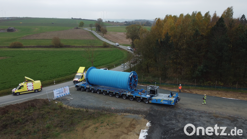 Das Bild zeigt einen Selbstfahrer auf den die Kabeltrommeln umgeladen werden, wenn der Schwertransport nicht an die Südostlink-Baustelle heranfahren kann. Bild: TenneT TSO GmbH