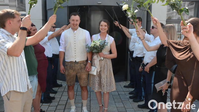 Durch ein langes Ehrenspalier mussten Ramona Wolfrum und Dominik Sellner beim Gästehaus St. Joseph schreiten, als sie nach der standesamtlichen Trauung die vielen Glückwünsche entgegen nahmen. Bild: Josef Rosner