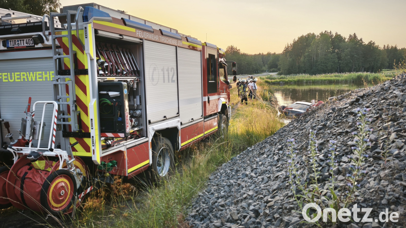 Die Feuerwehr ist zur Stelle, um den Audi zu bergen. Bild: Peter Nickl