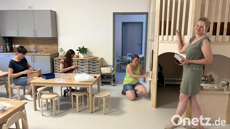 Kindergartenleiterin Kerstin Höller (rechts) packt mit ihrem Personal die Umzugskarton aus und räumt mit ihrem Personal fleißig ein Bild: Heidi Kurz