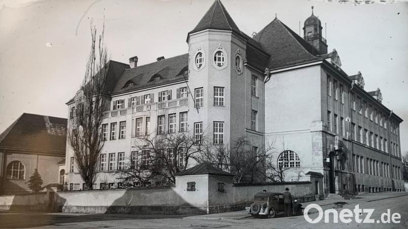 Das Erasmus-Gymnasium in Amberg wurde 1626 gegründet. Vor etwa 100 Jahren zog die Schule vom Jesuitenkolleg in das eigens dafür erbaute Gebäude im Archivviertel um, dessen Ansicht sich bis heute kaum verändert hat. Das Bild stammt ungefähr aus den 1950er Jahren, wie das Auto im Vordergrund verrät. Bild: Herbert Brick