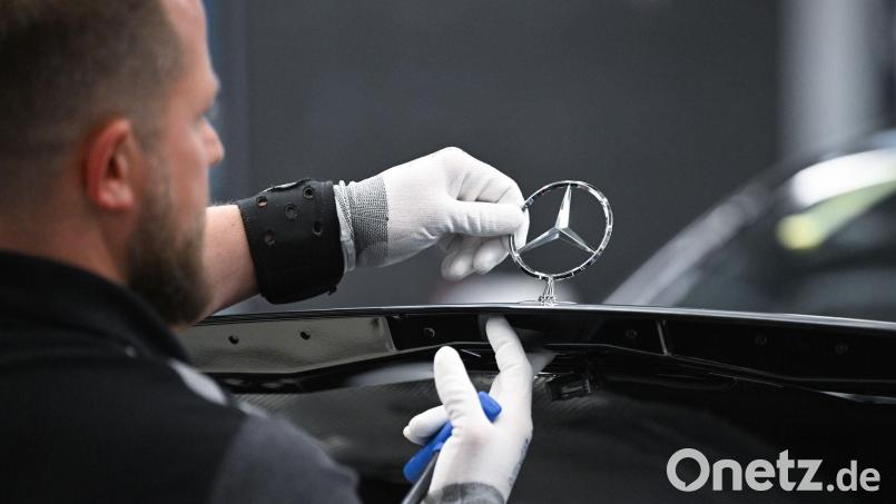 Mercedes-Benz will weiter die Kosten in Deutschland senken. (Archivbild) Bild: Bernd Weißbrod/dpa