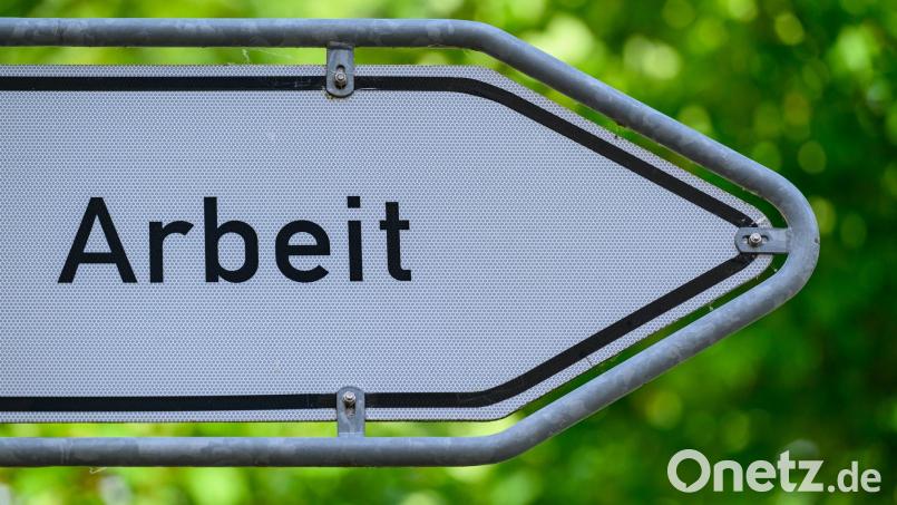 Der deutsche Arbeitsmarkt wird laut dem Institut für Arbeitsmarkt- und Berufsforschung kleiner. (Symbolbild) Bild: Patrick Pleul/dpa